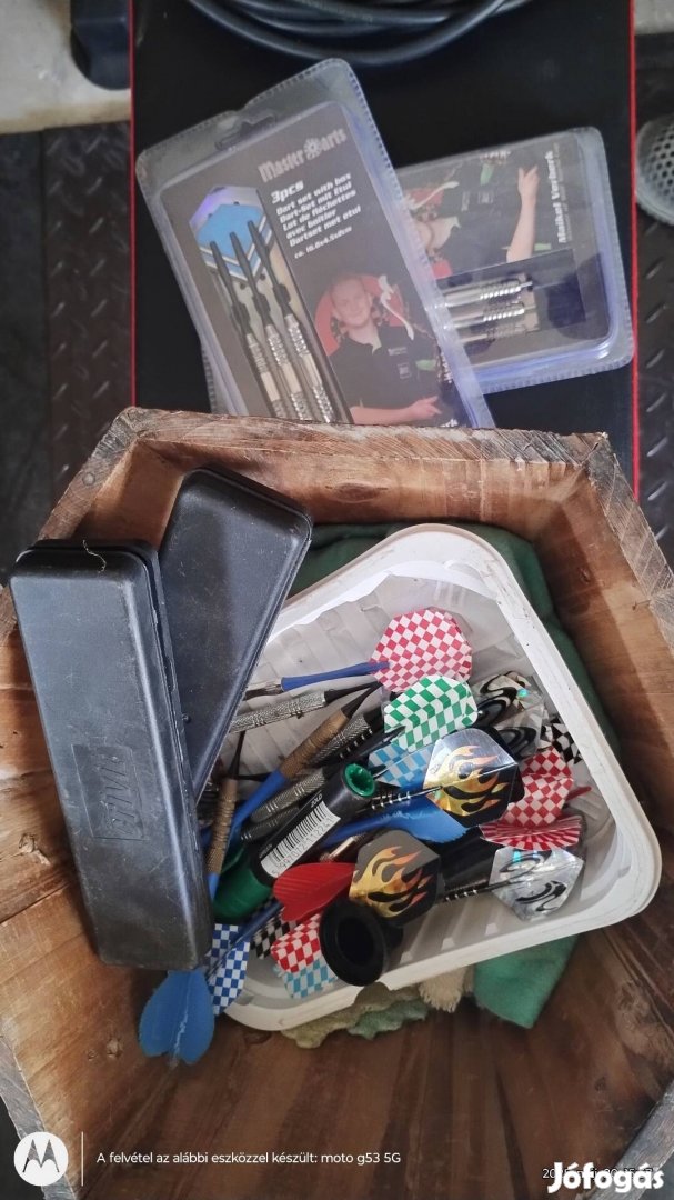 darts tábla nyilakkal