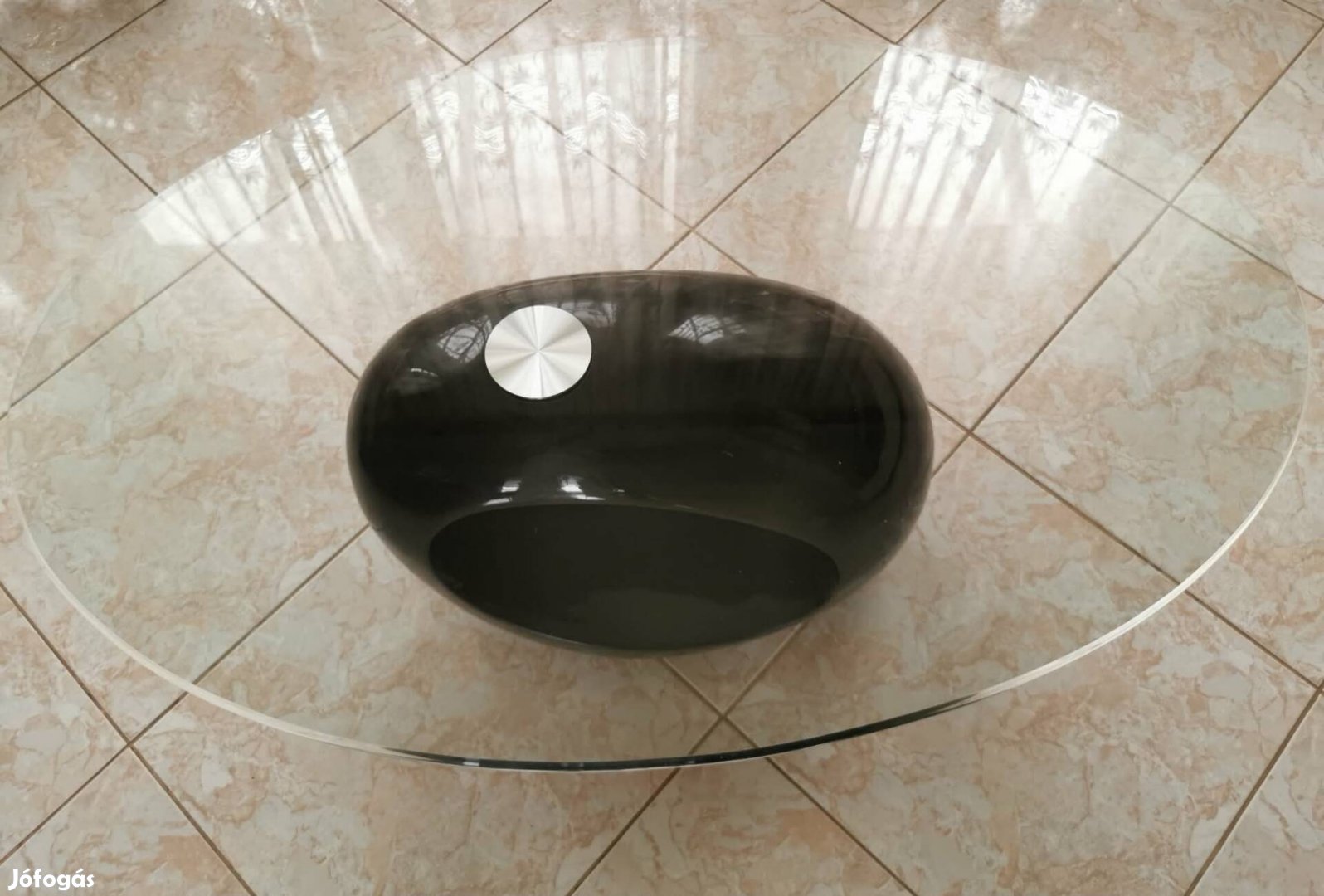 dohányzóasztal üvegtetejü