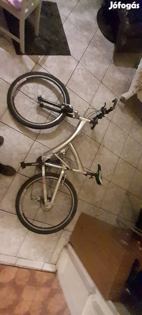 eladó 26" ezüst bicikli 