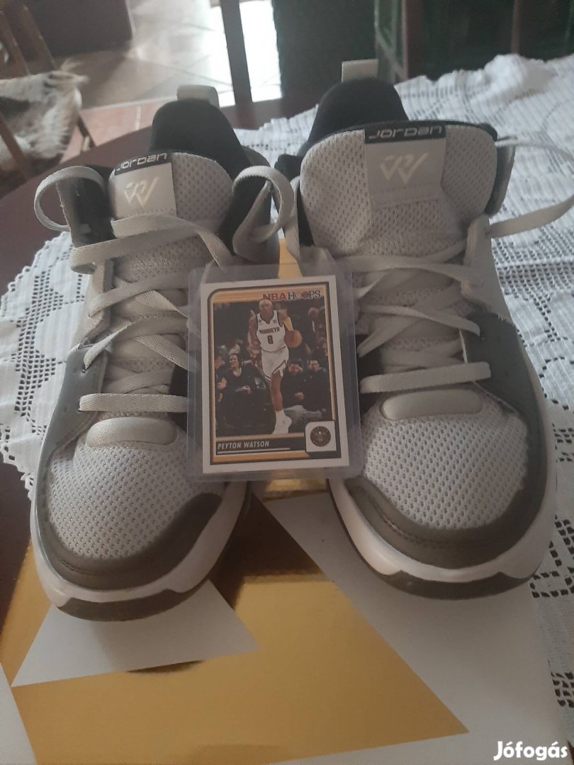 eladó Air Jordan 42.5 cipő