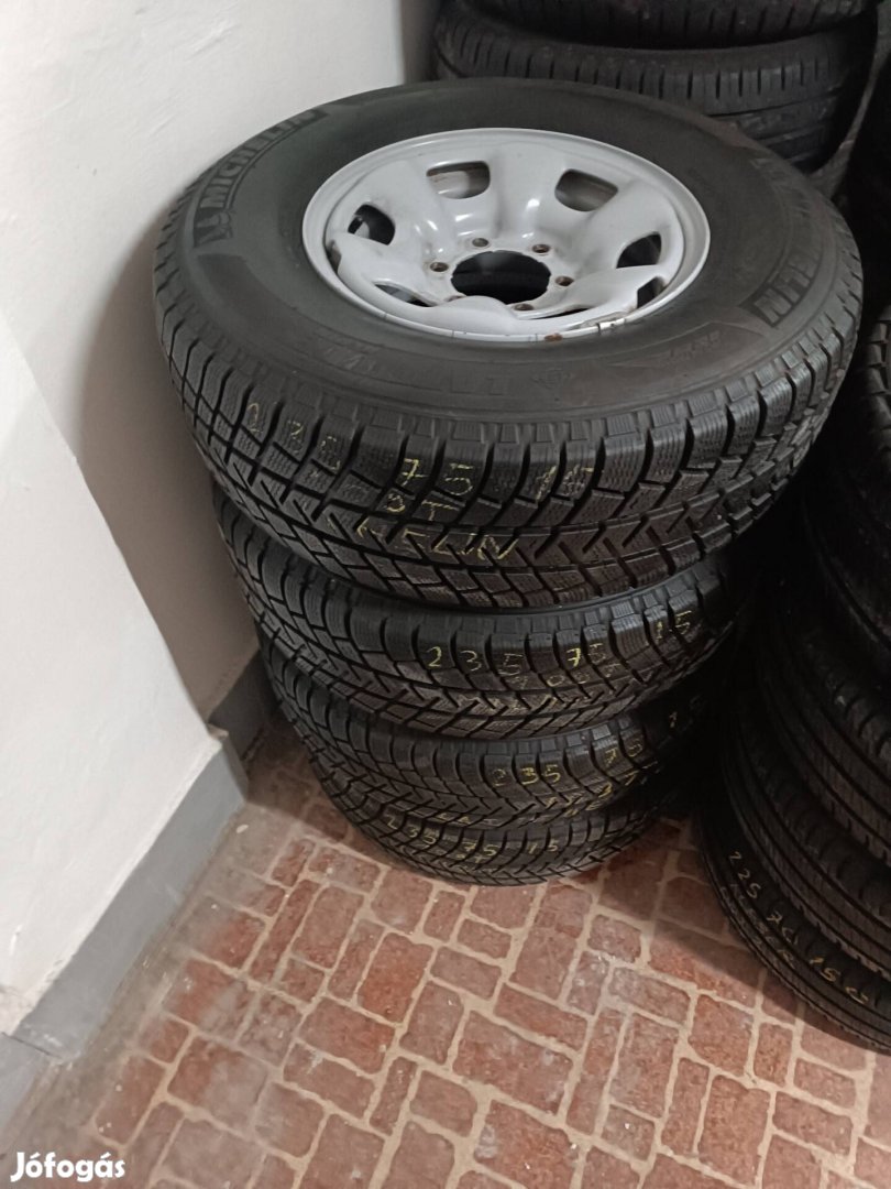 eladó Toyota terepjáró 15" kerék 235/75 R15 Michelin 99% profillal