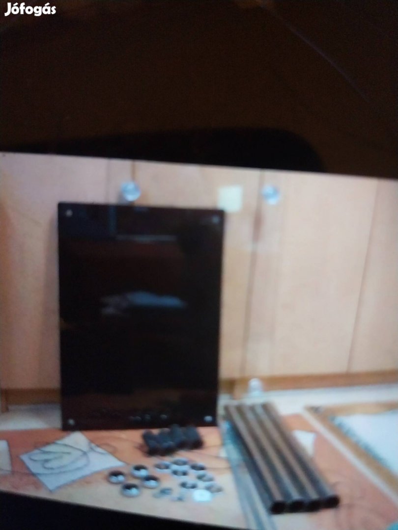 eladó a képen látható üvegasztal