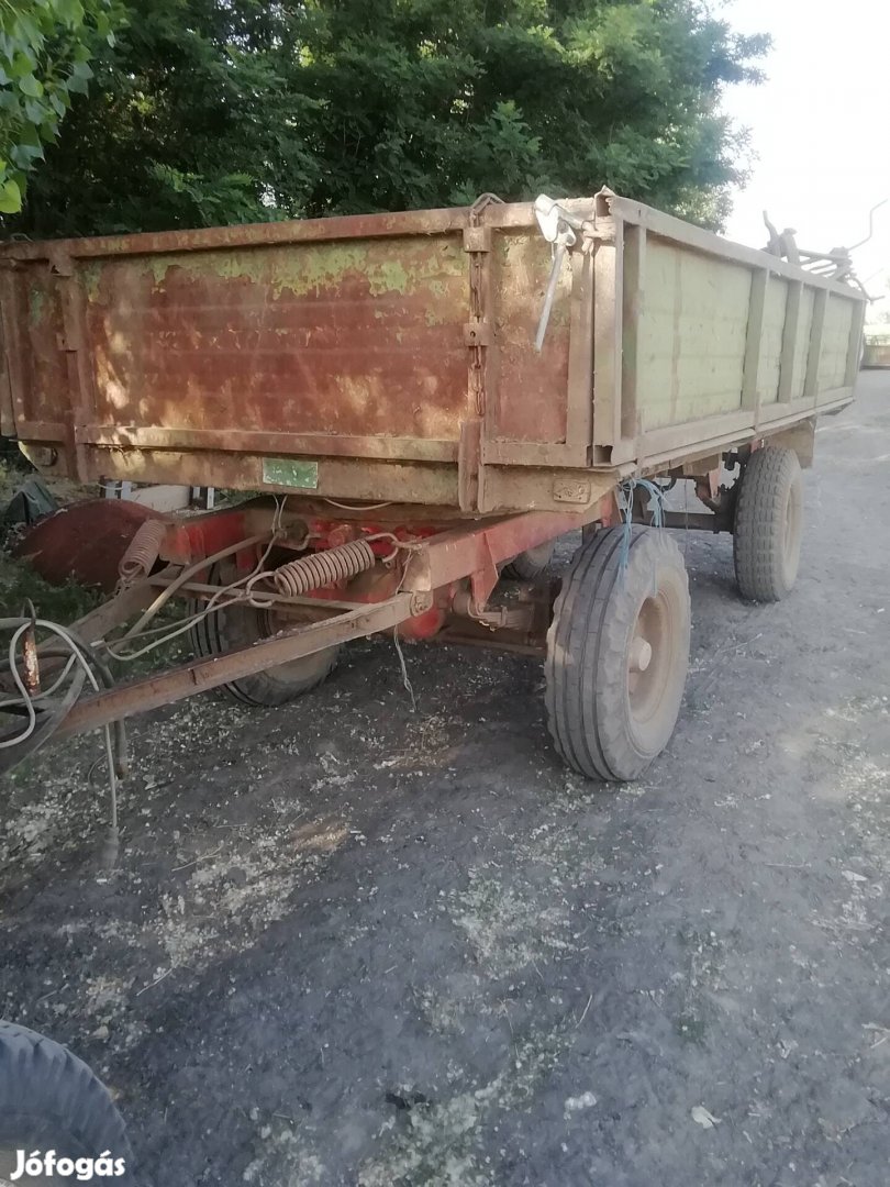 eladó elcserélhető traktor pótkocsik