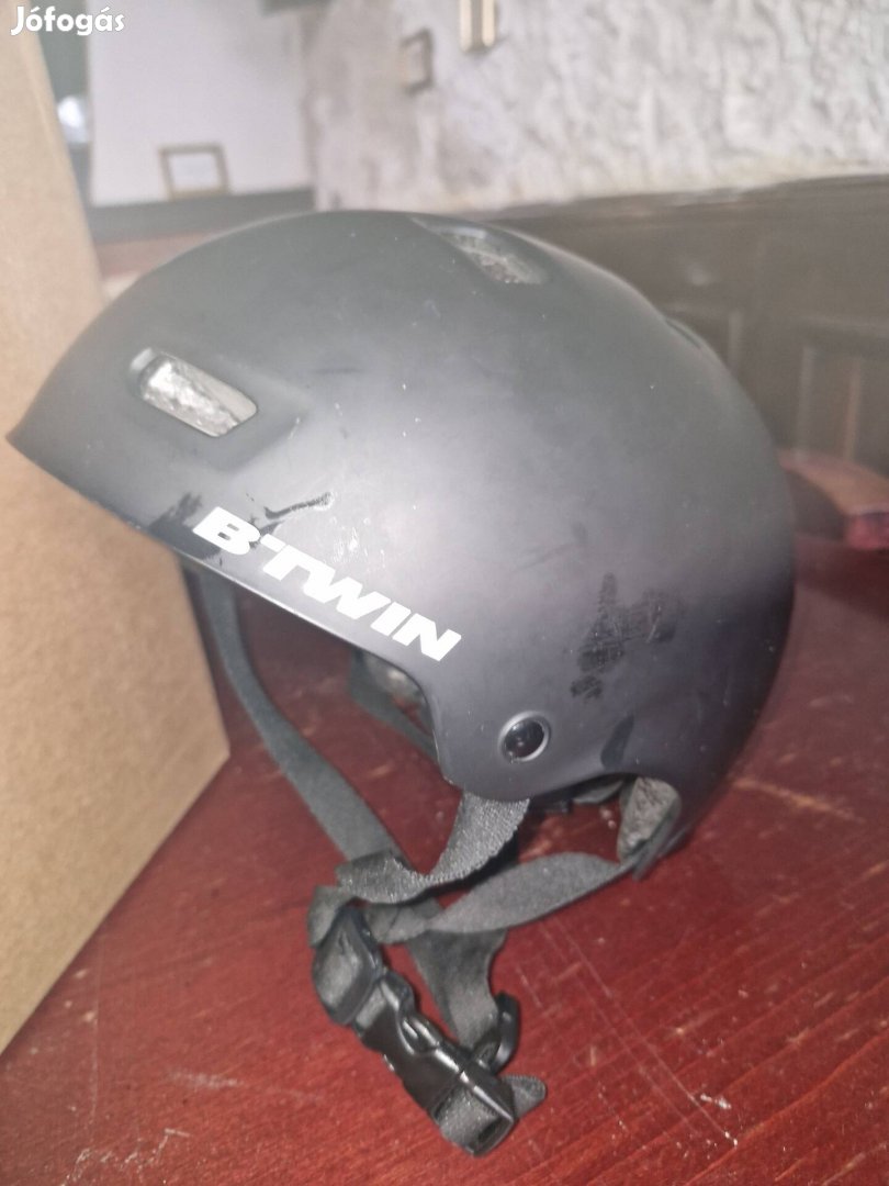 eladó használt fekete Decathlonos sisak