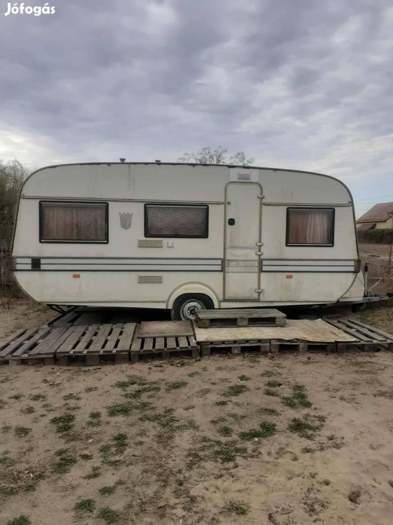eladó lakókocsi telepitésre
