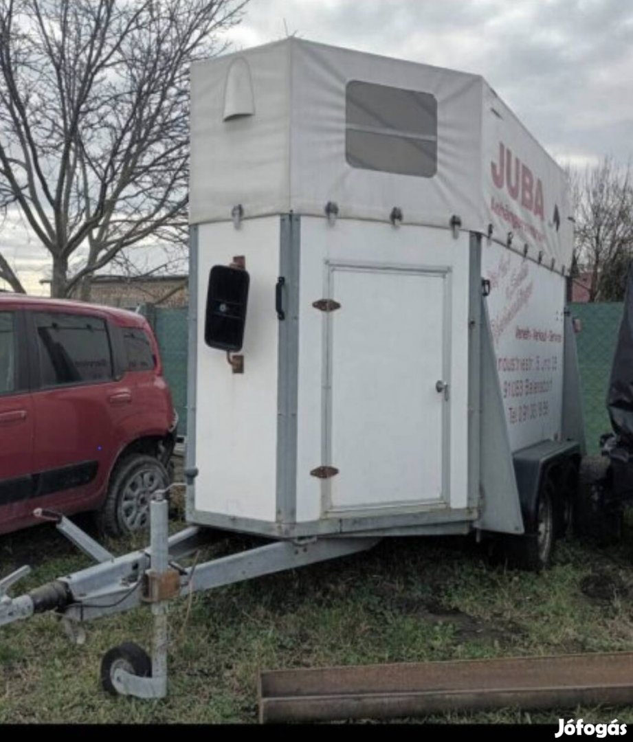 eladó lószállító!