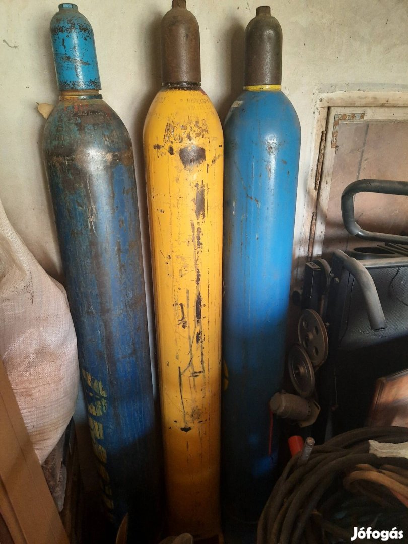 eladó oxigén és dissou gázpalackok szerelékkel