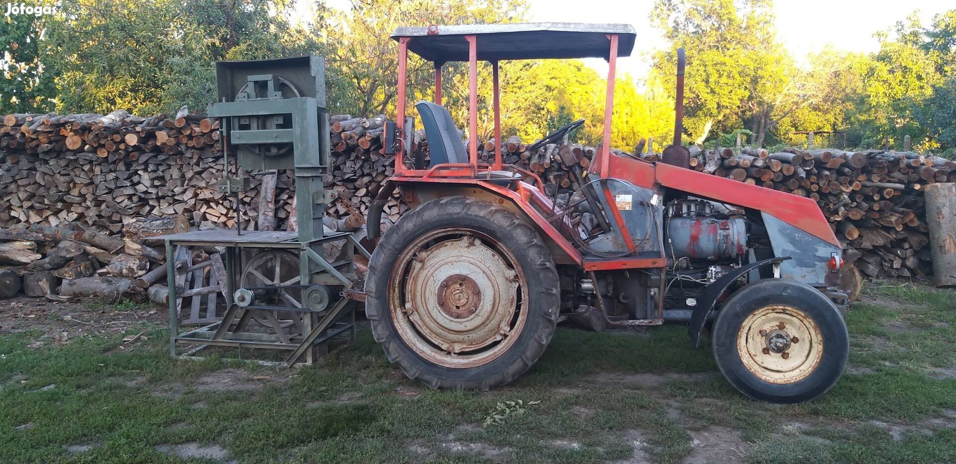 eladó traktor szalagfűrésszel