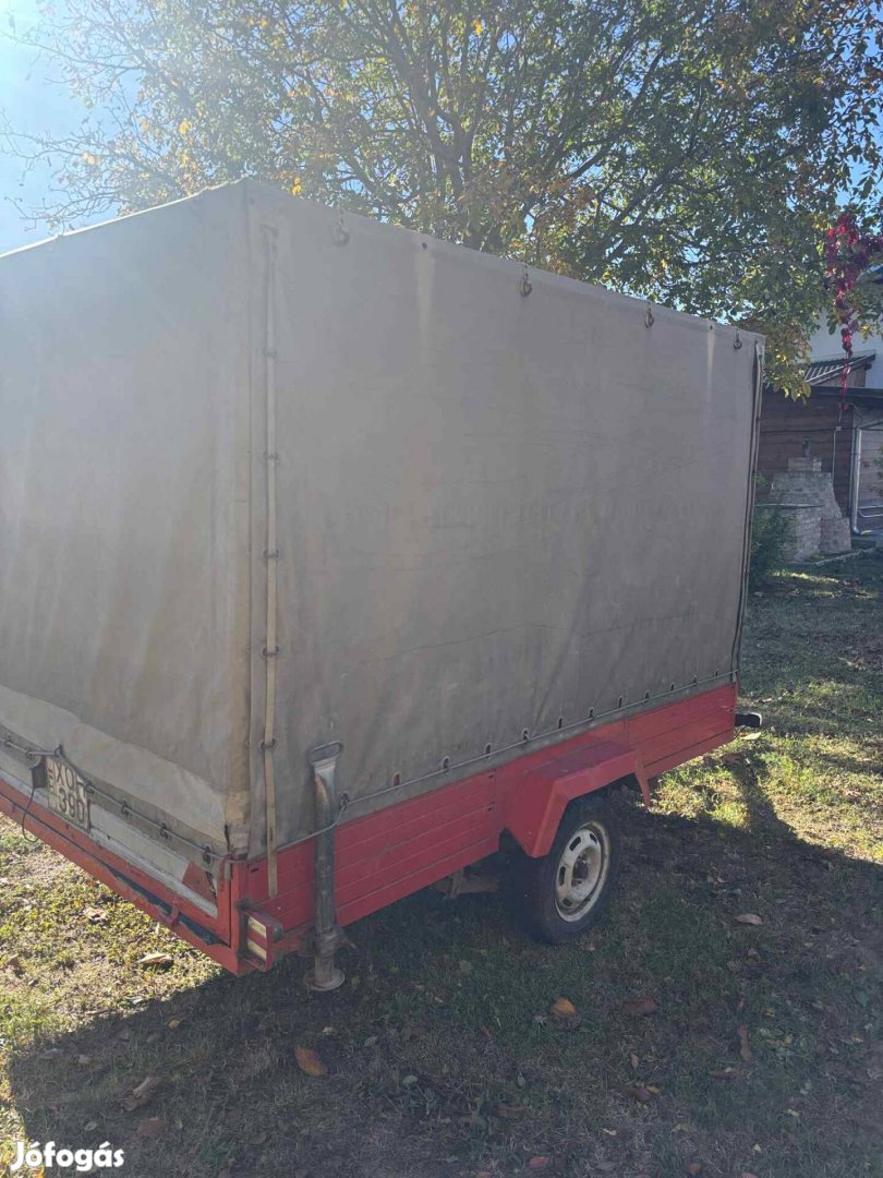 eladó utánfutó műszakival rendezze papírokkal