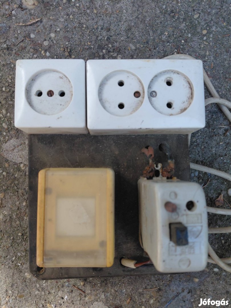 elektromos elosztó konnektoros, kapcsolós, megszakítós