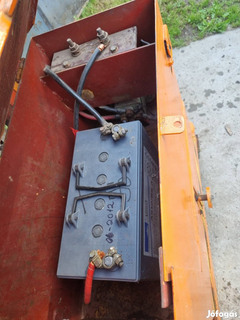 elektromos magasemelésü targonca
