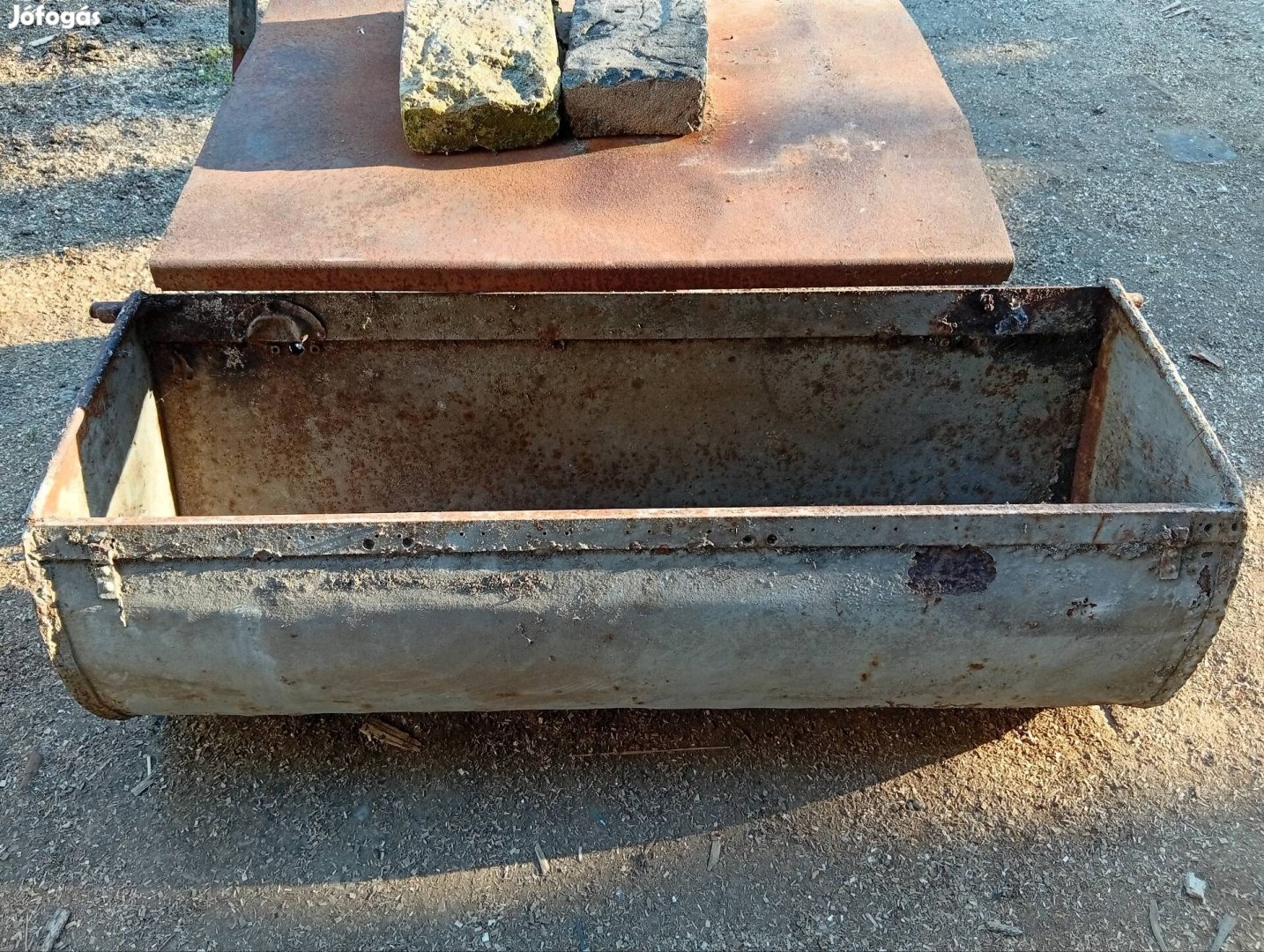 etető, itató vájú