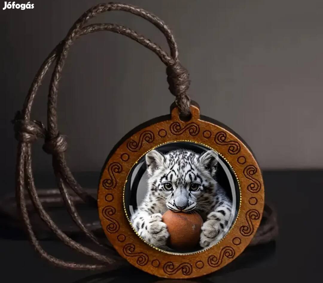 fa bőr motívumokkal díszített hópárduc medálos nyaklánc