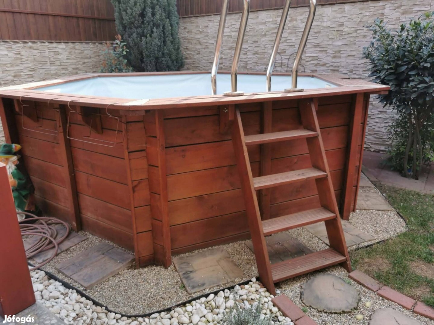 fa medence homokszürő rendszerrel