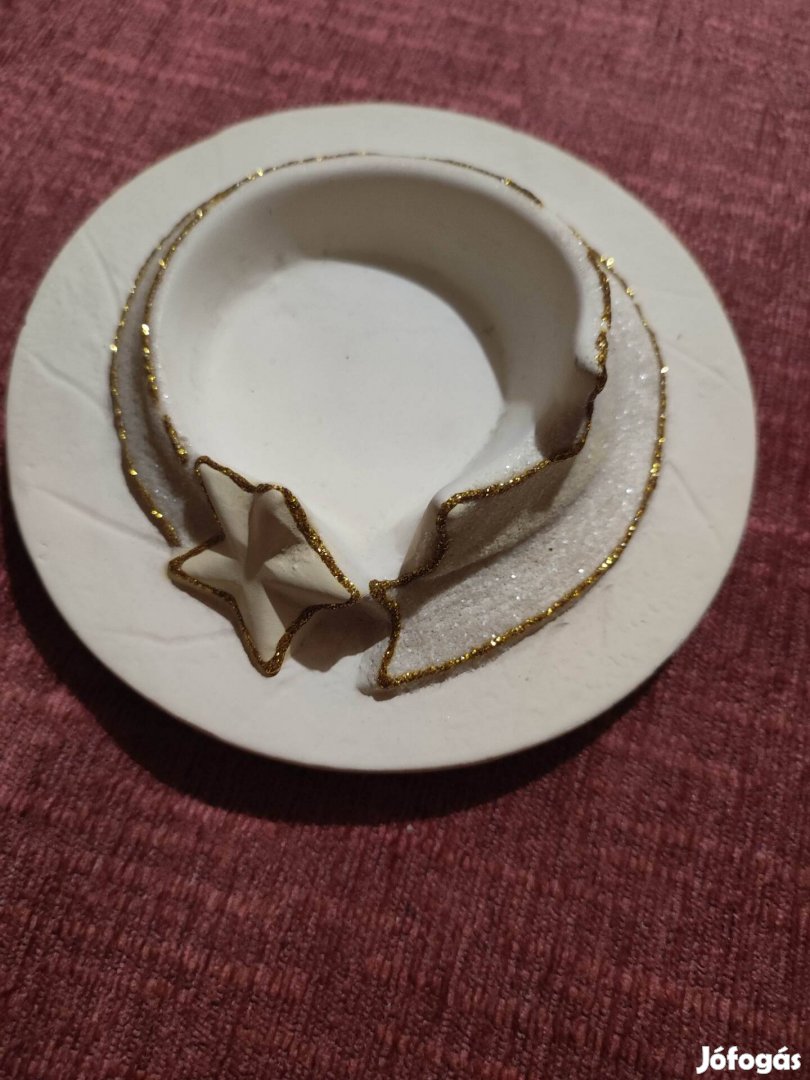 fehér kör alakú gyertyatartó