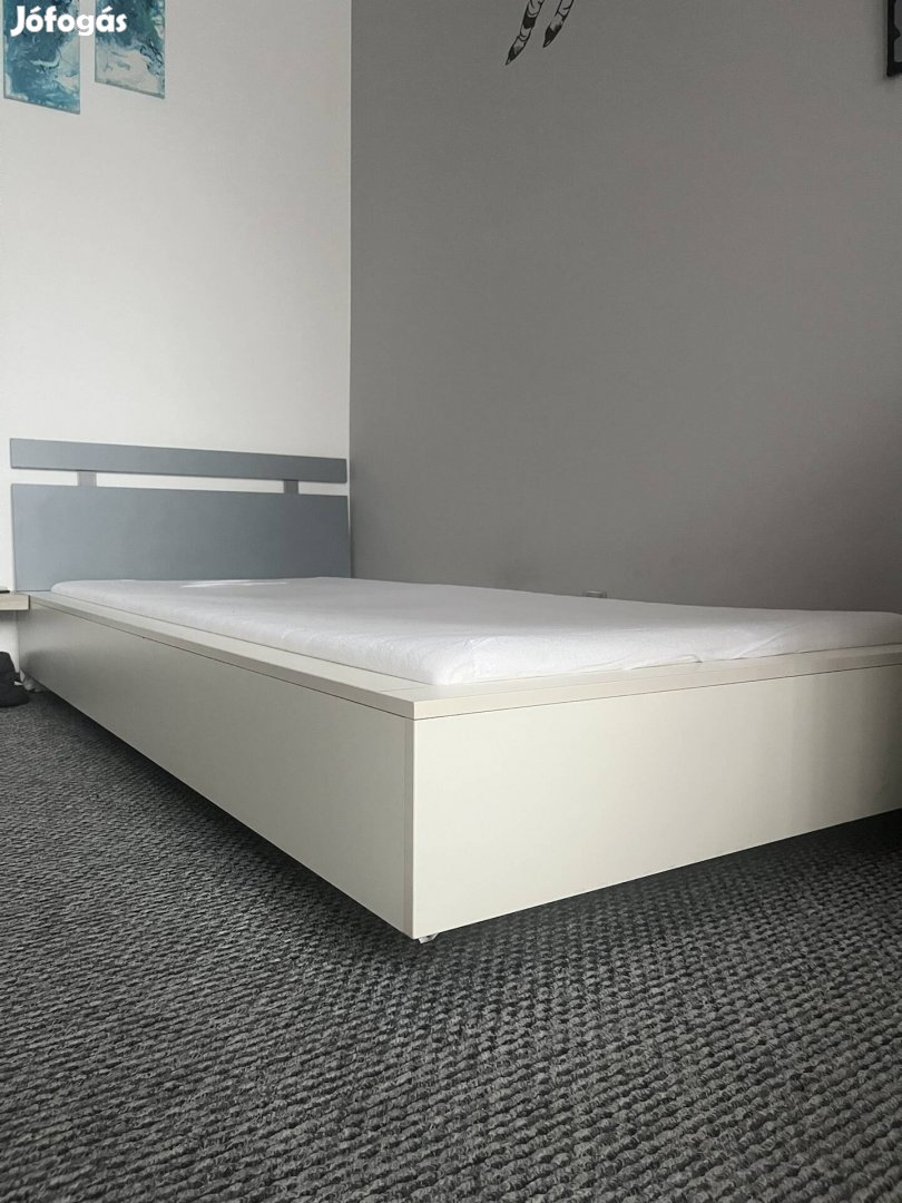 fehér modern ágy matraccal