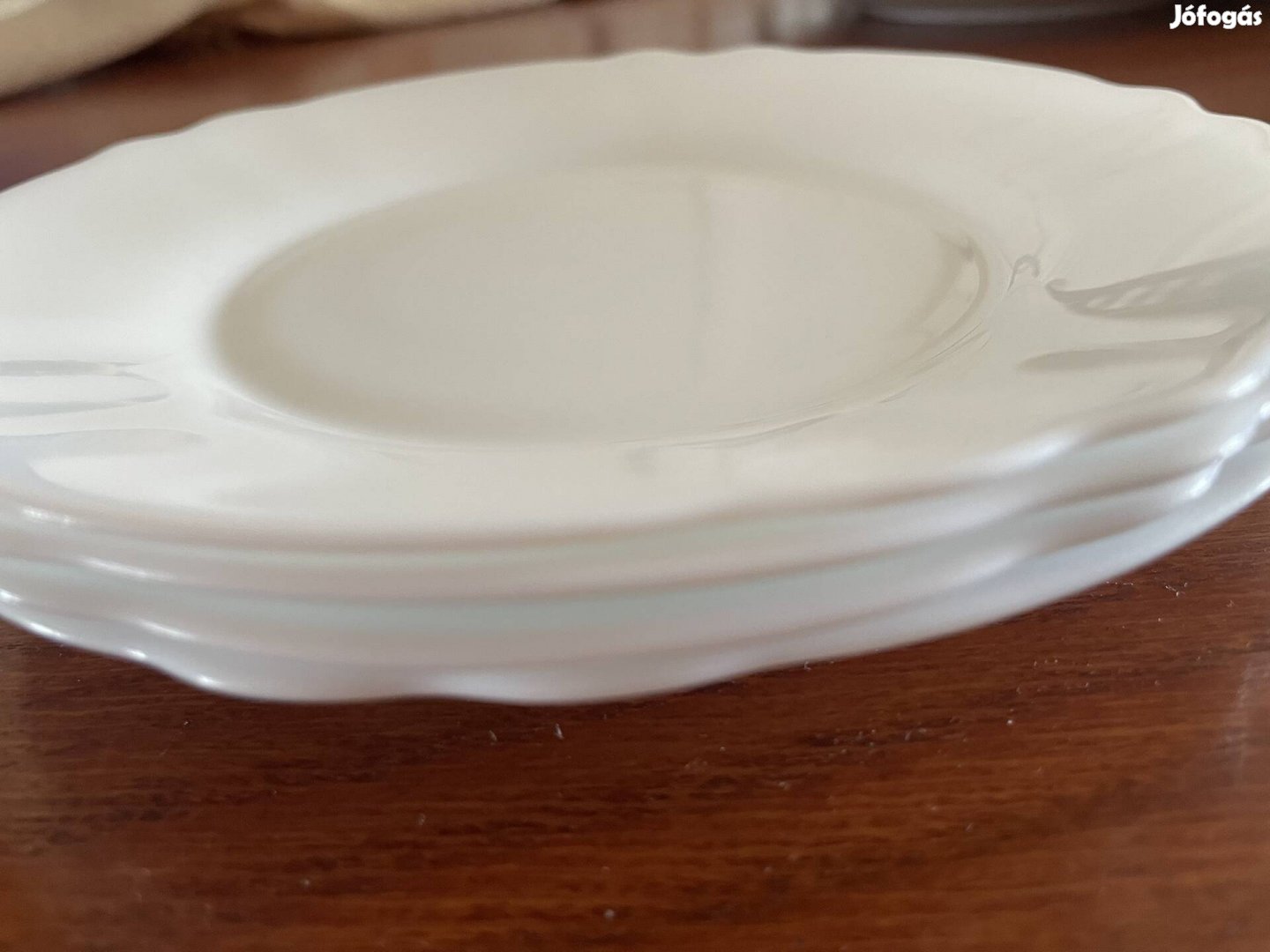 fehér porcelán tányérkészlet