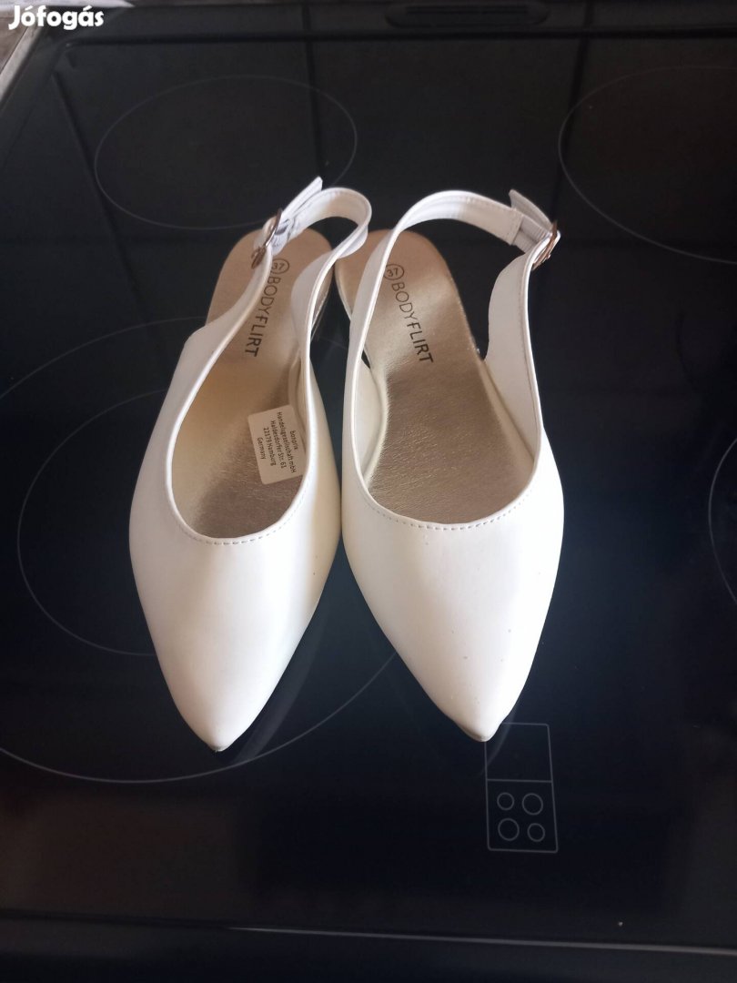 fehér törpe sarkú pántos szandál