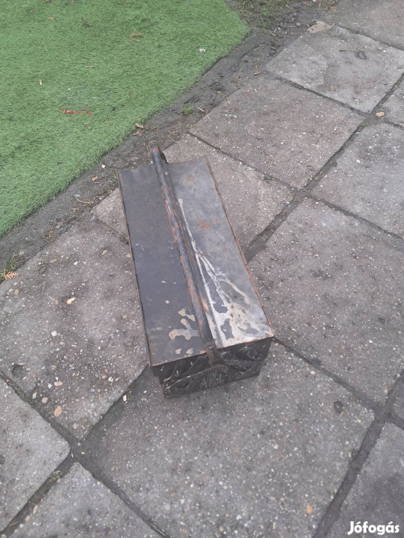 fekete,fém szerszámosláda