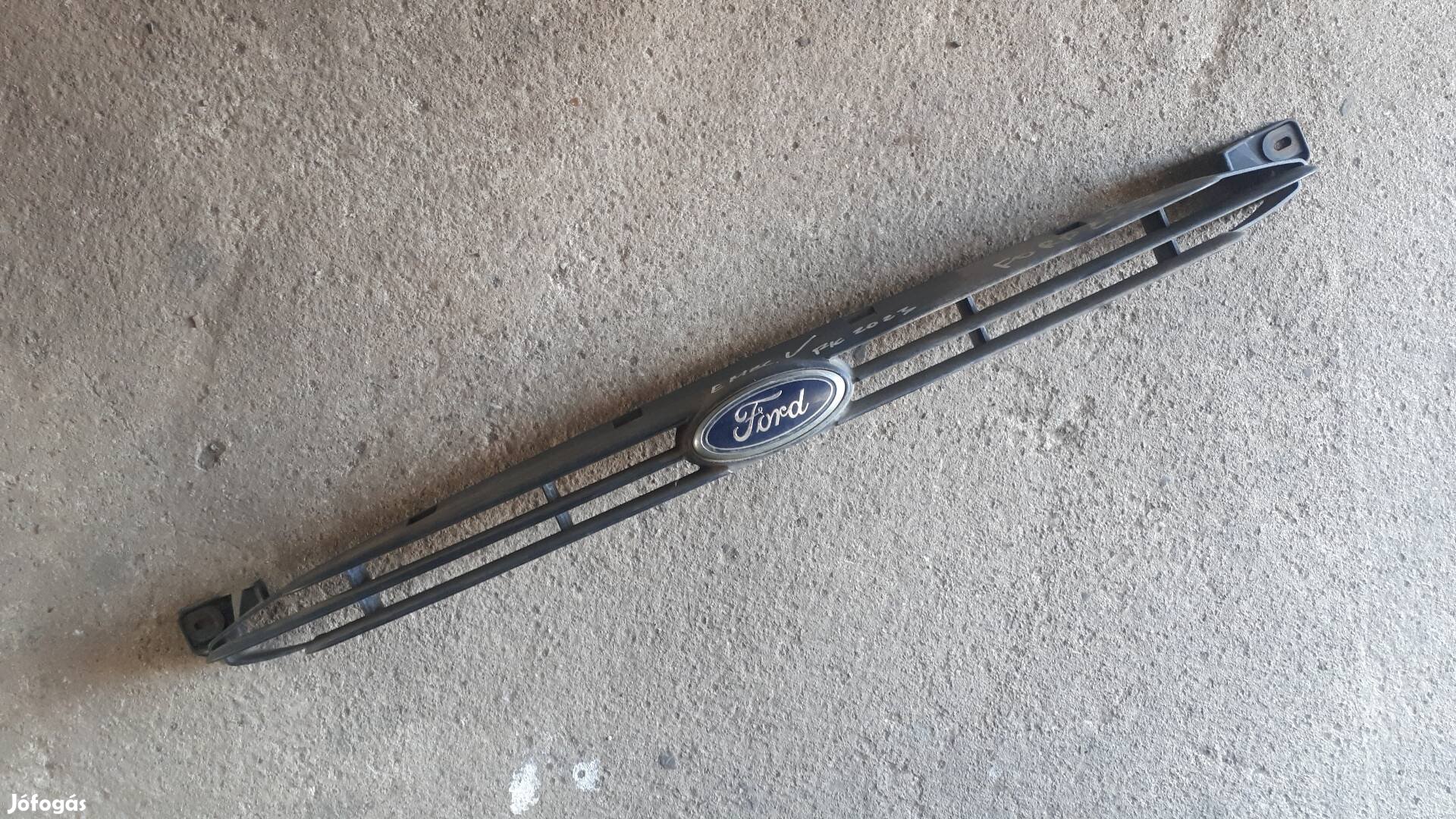 ford escort  1998  hűtőrács emblémával 