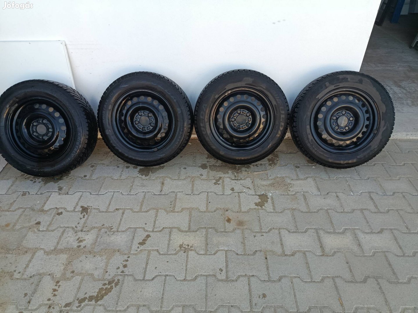 ford transit connect felni gumikkal eladó
