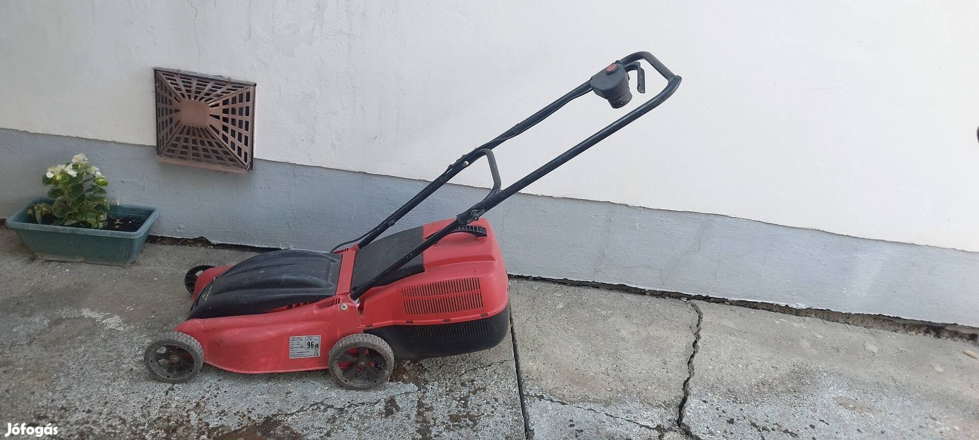 fűnyíró fűgyűjtő kosárral 