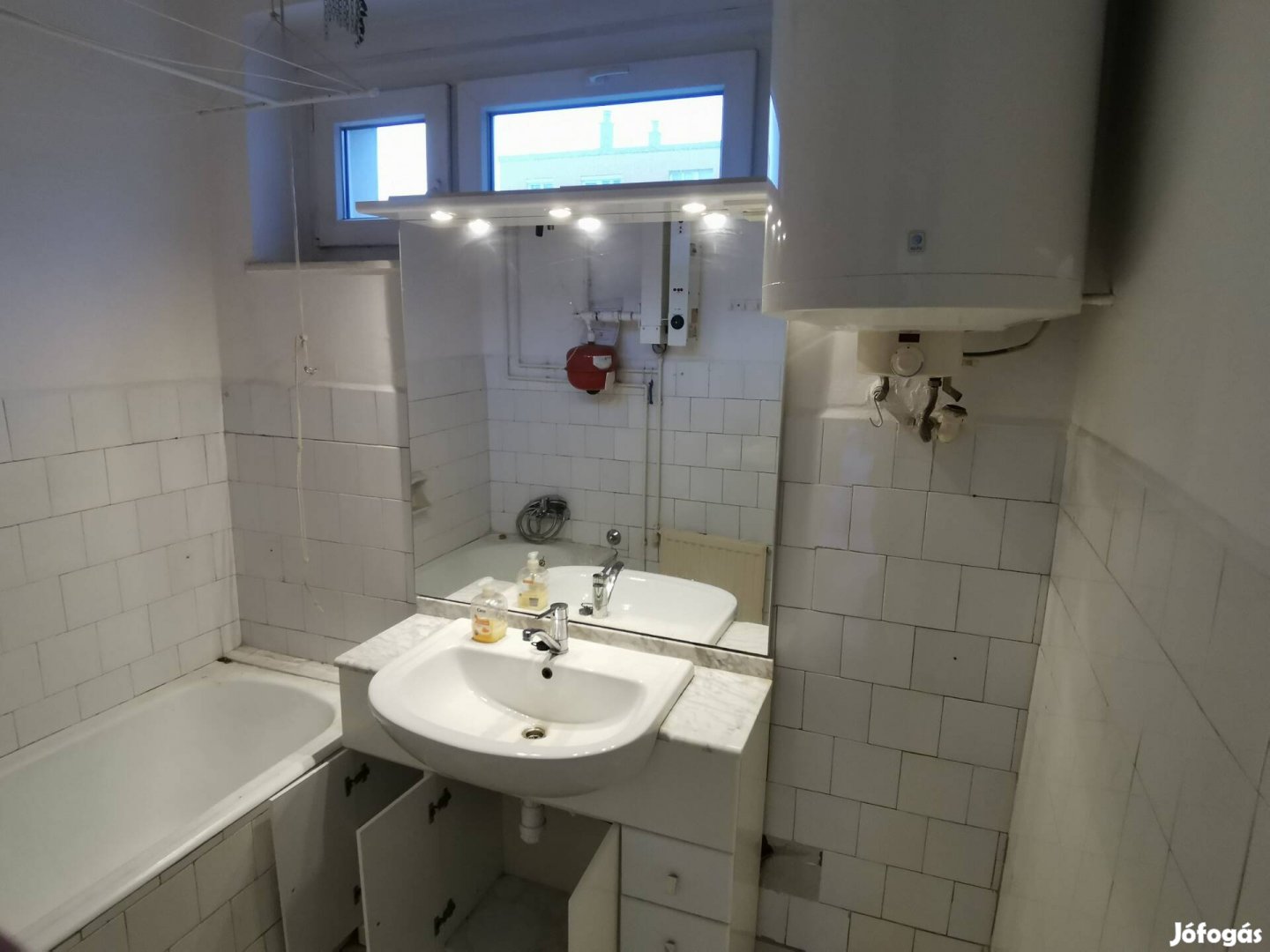 fürdőszoba bútor, mosdókagylóval, erős sport világítással