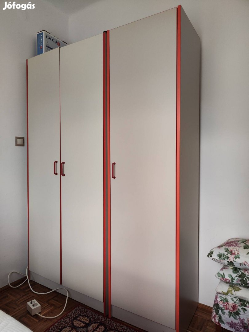 gardrób és polcos szekrény