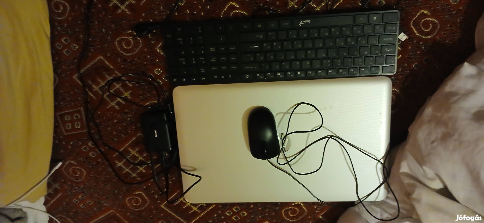hibás kijelzesü laptop és egy taktikai kesztyű 