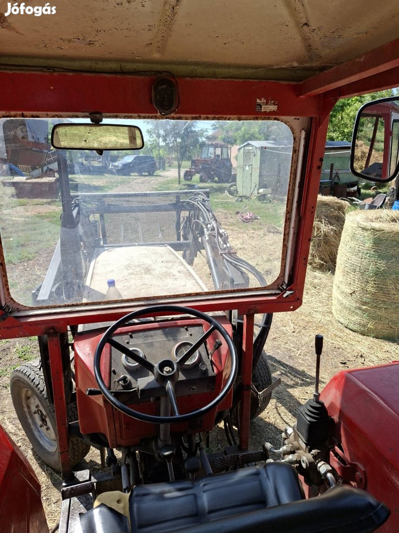 homlokrakodós traktor