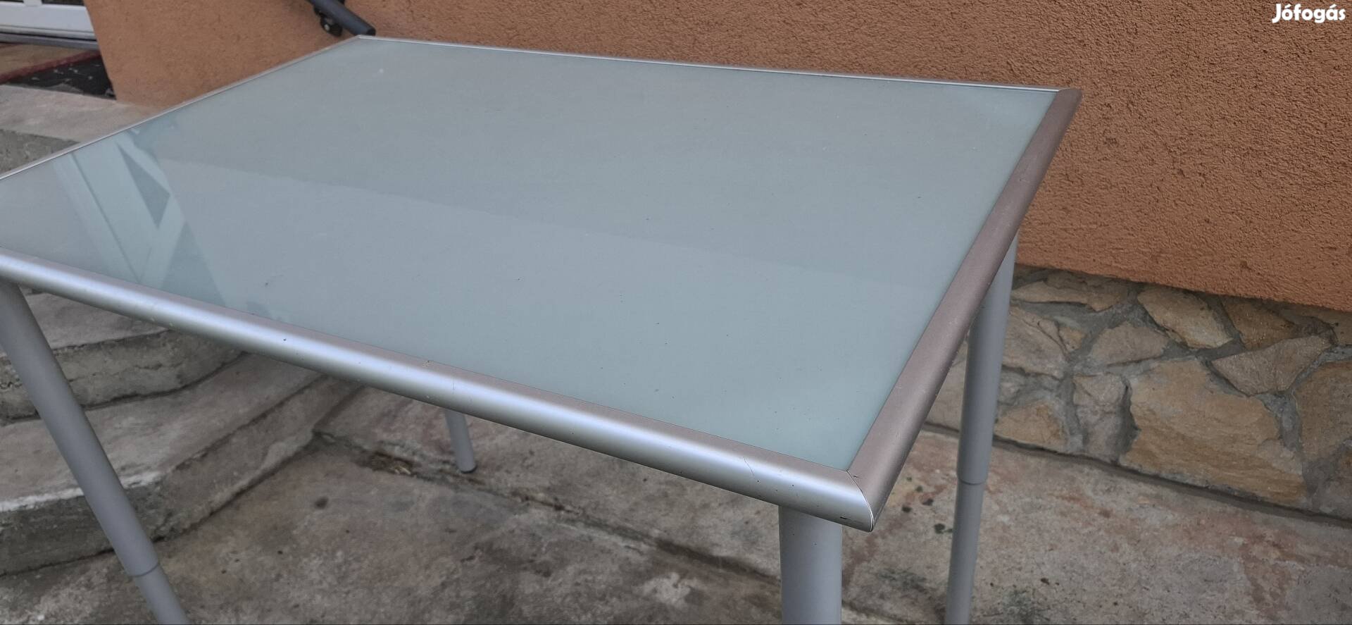 ikeás üveg asztal alumínium kerettel 