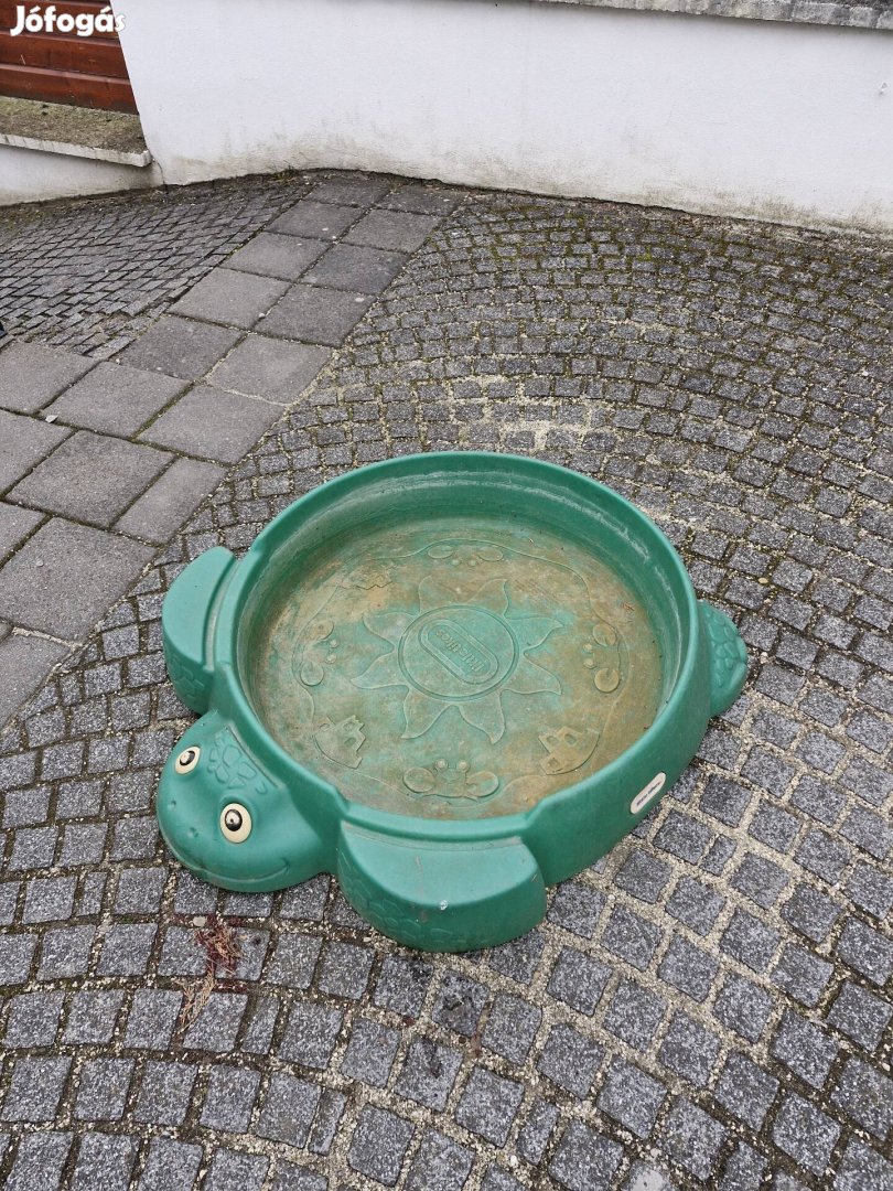 ingyen elvihető csúszda és homokozó