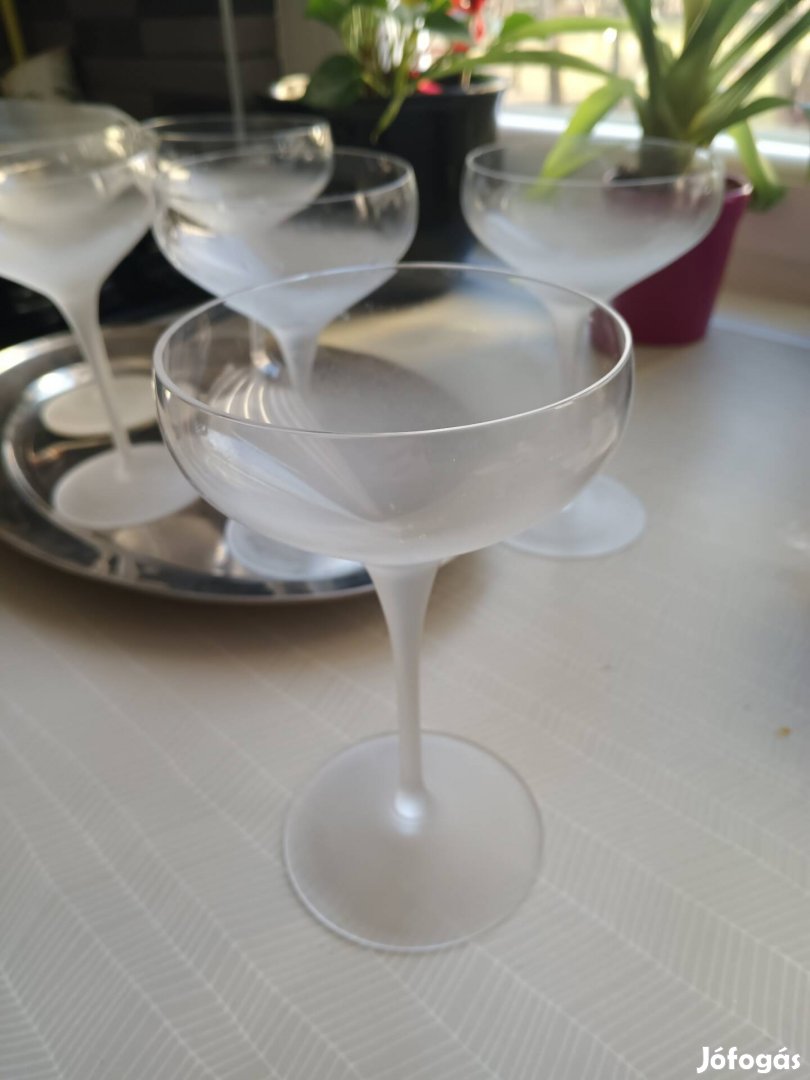 iparművész készített pezsgős poharak