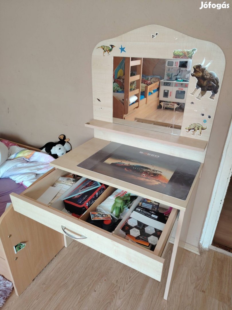 íróasztal fesülködő asztal 