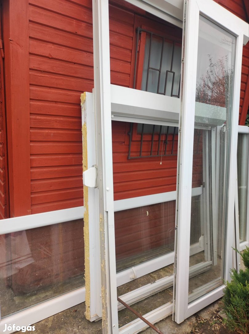 jó állapotú műanyag ablak, redőny ár alatt.