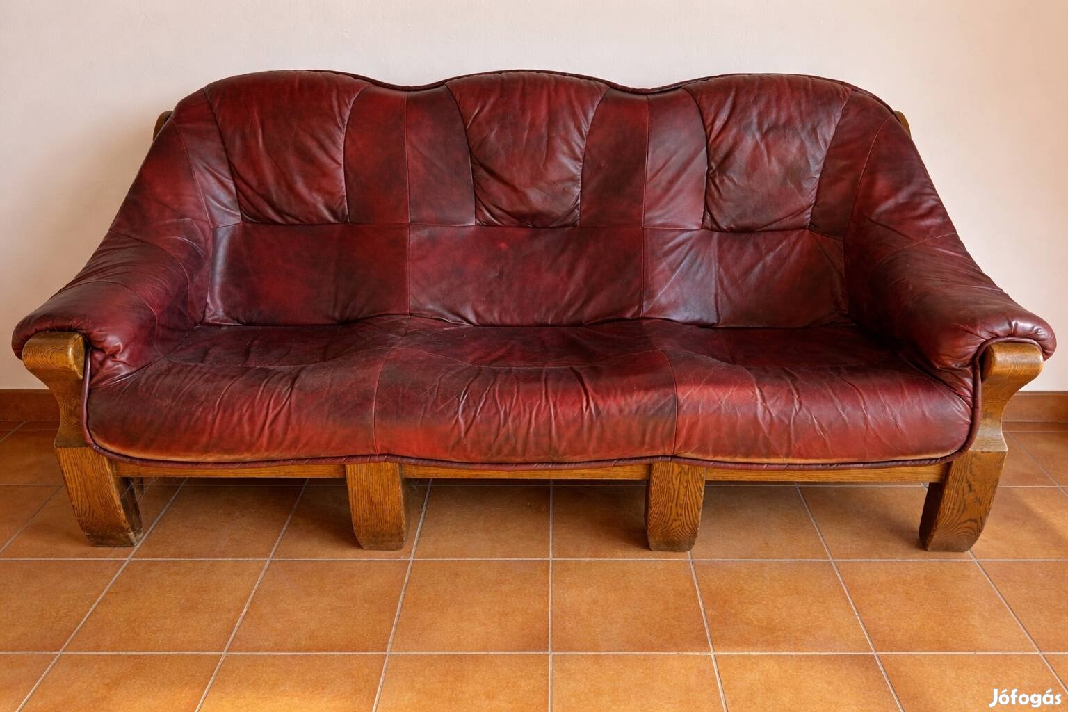 kanapé, fotel, székek, szekrény, étkező asztal