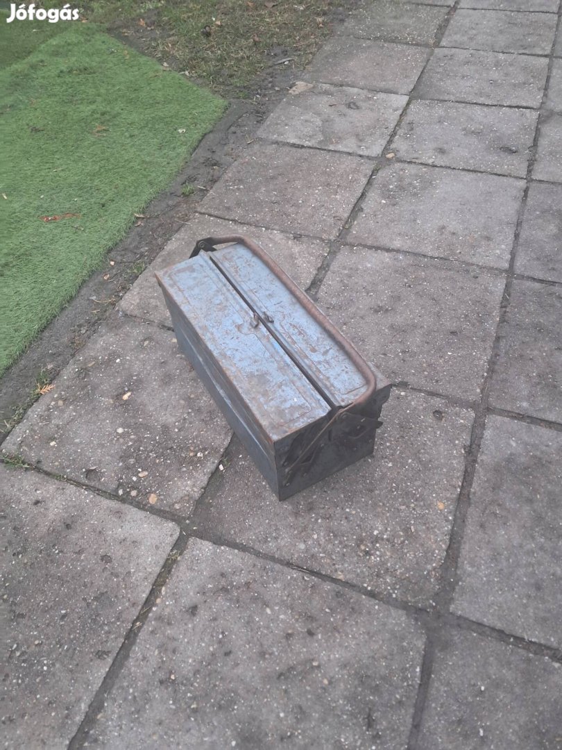 kék, fém szerszámos láda