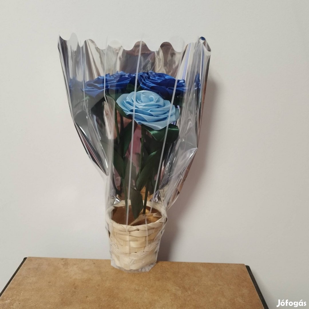 kék rózsa kosárban