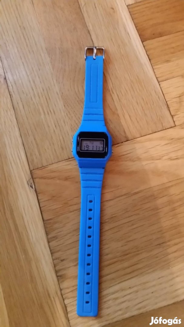 kék színű, retro stílusú digitális karóra