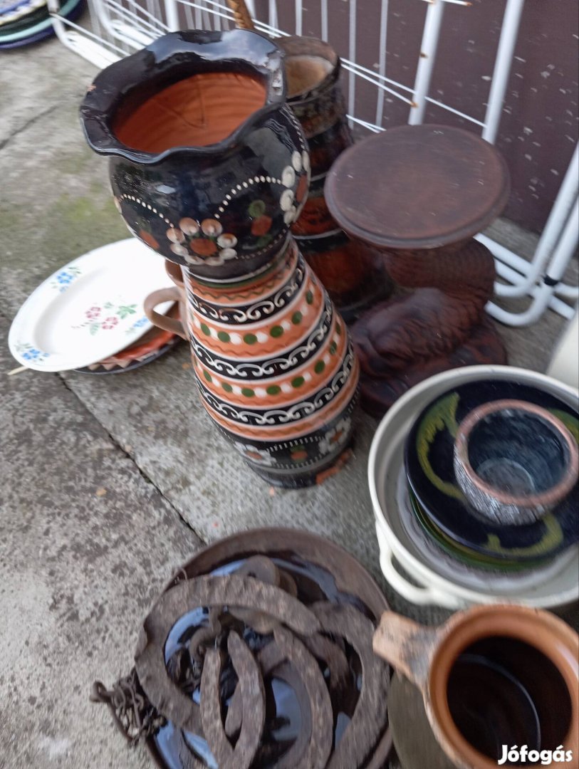 kerámiák porcelánok köcsögök vázák stb egyben eladó olcsón 