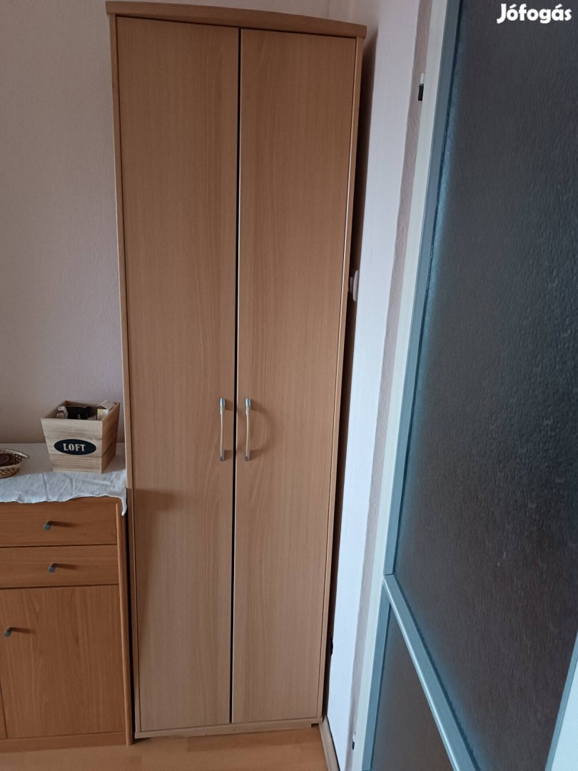 két egyforma akasztós szekrény 