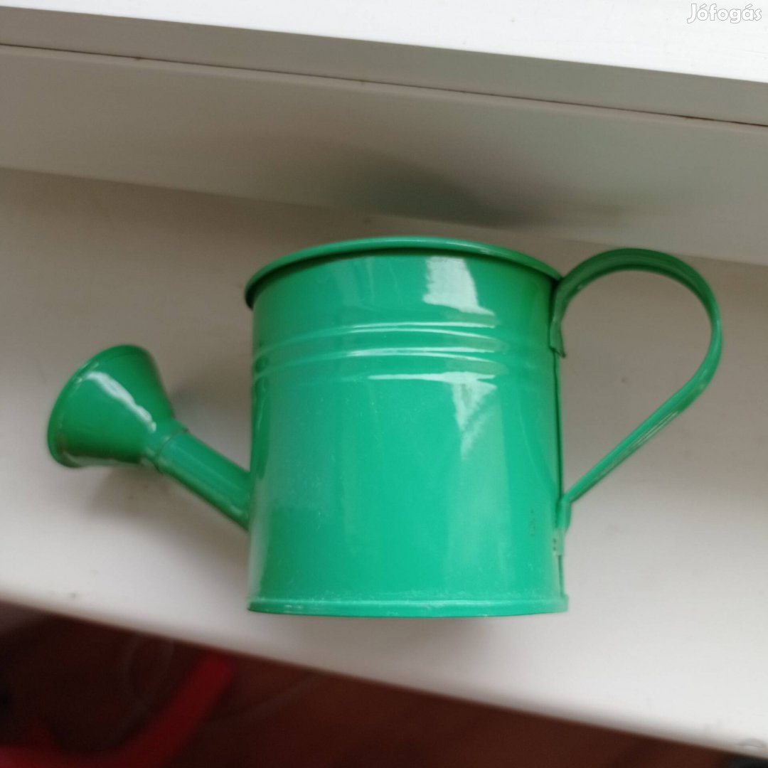 kicsi zöld fém kanna