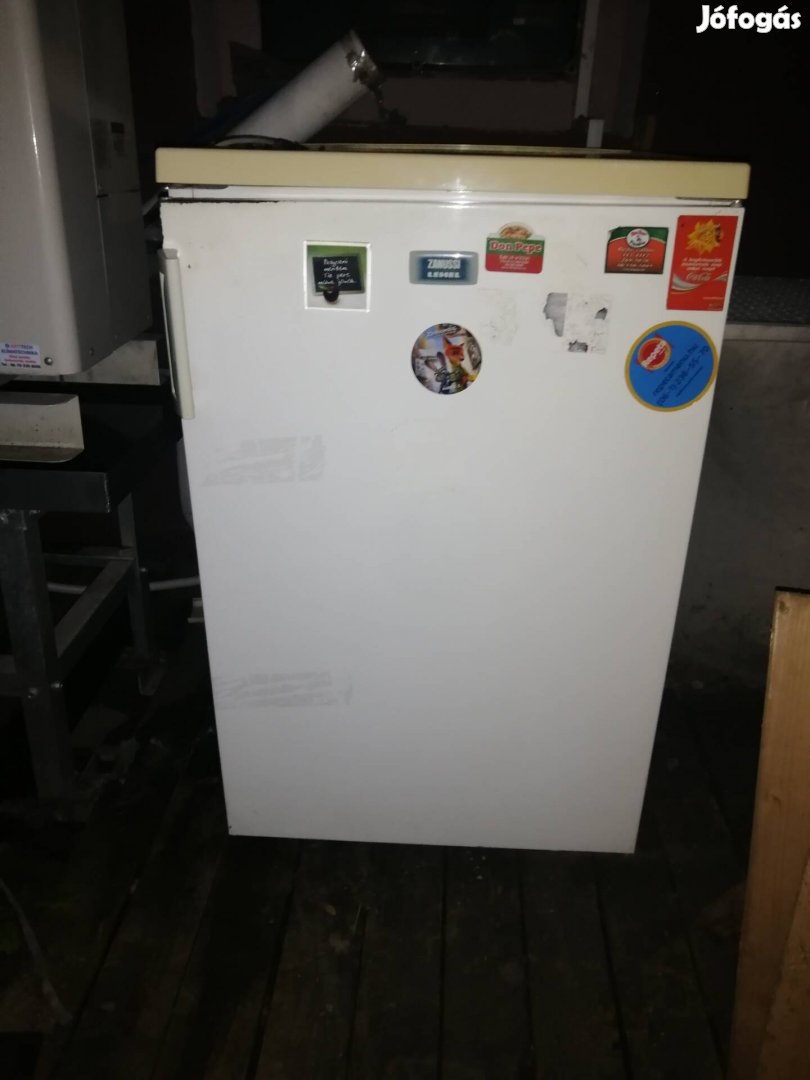 kis hűtő fagyasztórésszel. kb 85 cm magas