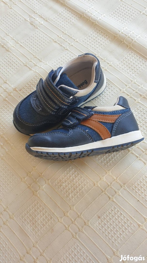 kisfiú cipő eladó , szép nagyon jó állapotban.