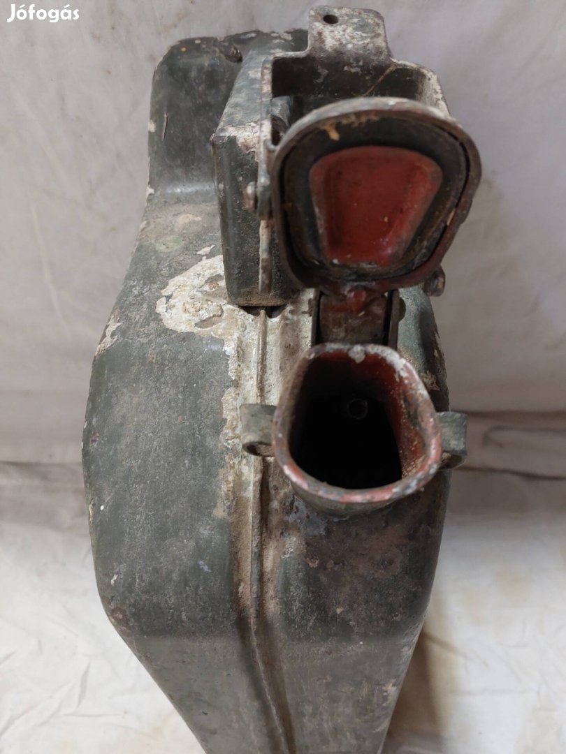 kisméretű üzemanyag kanna