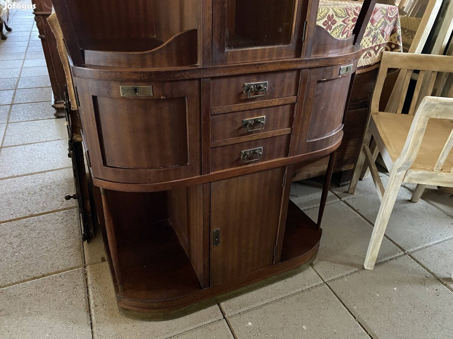 kisméretű vitrines kisszekrény