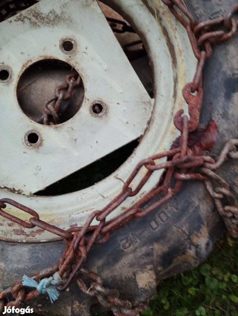 kistraktor gumiabroncs 