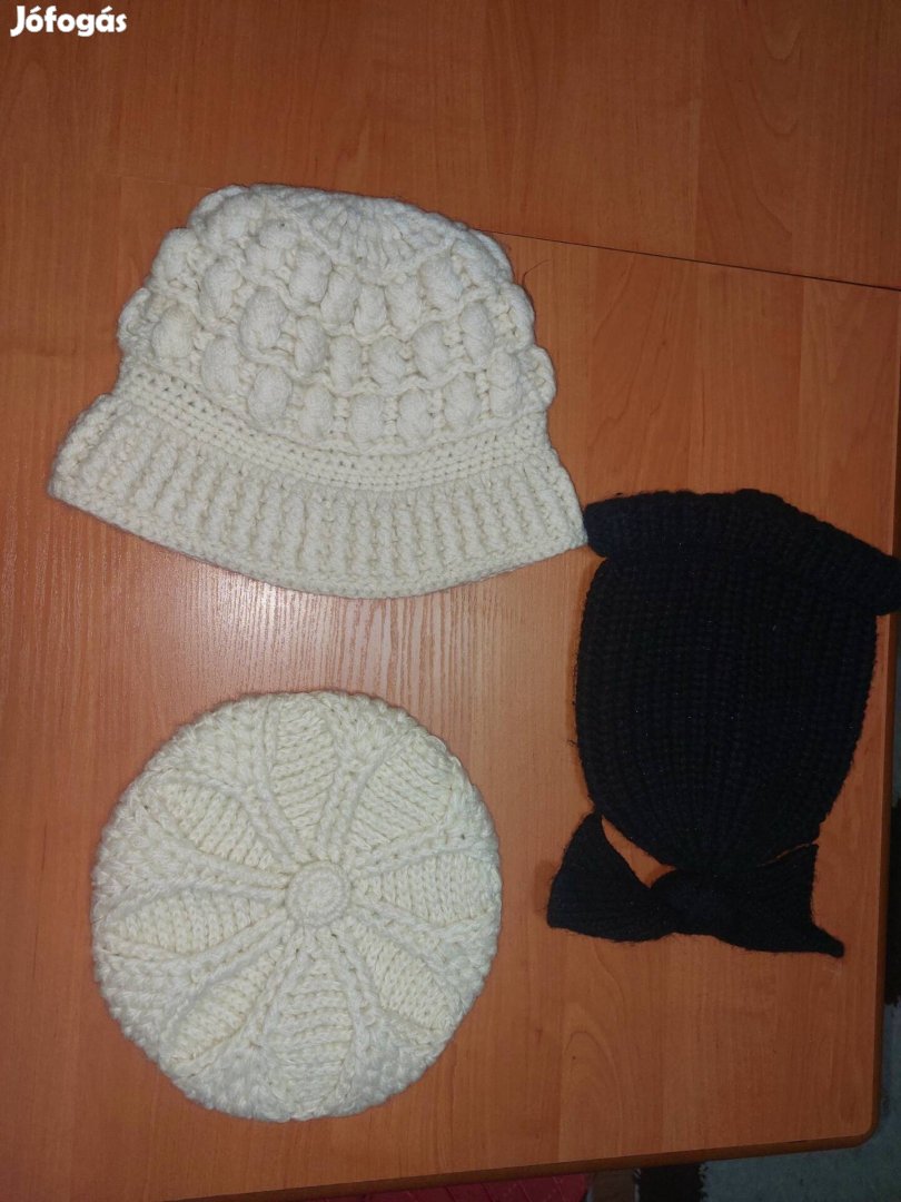 kötött meleg sapkák fekete és fehér
