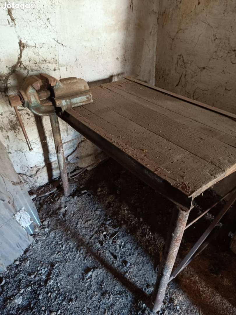 közepes méretű satupad satuval