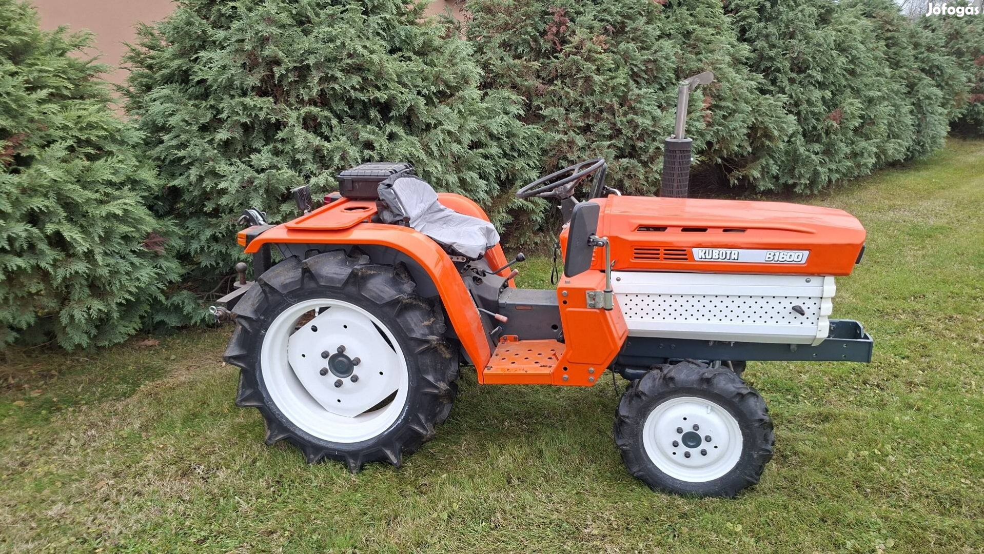 kubota b1600 kistraktor talajmaróval.